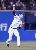 　１１回、代打・菅野の左前打で二塁からホームに滑り込む藤岡の生還を好返球で阻止する中川圭（撮影・開出牧）