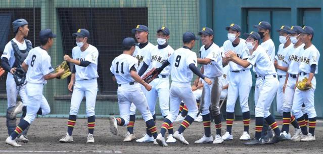 【写真】大差で決着した奈良大会決勝　声を掛け合う生駒と天理の選手