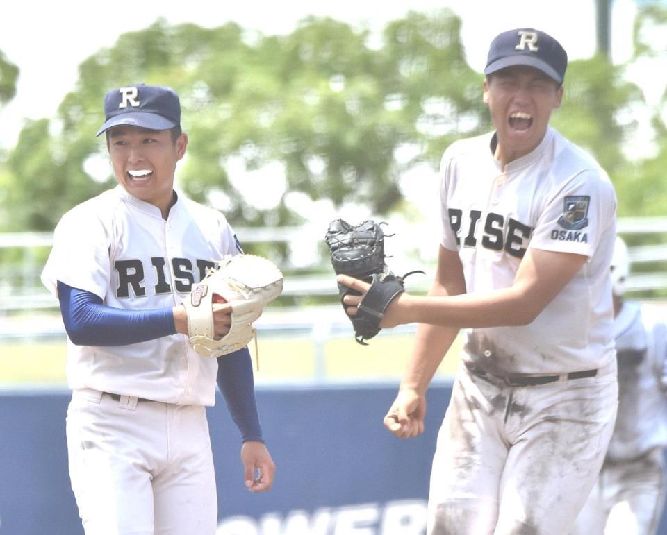 　関西創価に競り勝ち、喜ぶ履正社・増田（左）