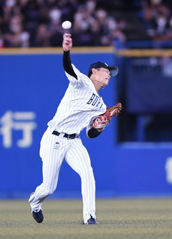 　１１回、代打・菅野の左前打で二塁からホームに滑り込む藤岡の生還を好返球で阻止する中川圭（撮影・開出牧）
