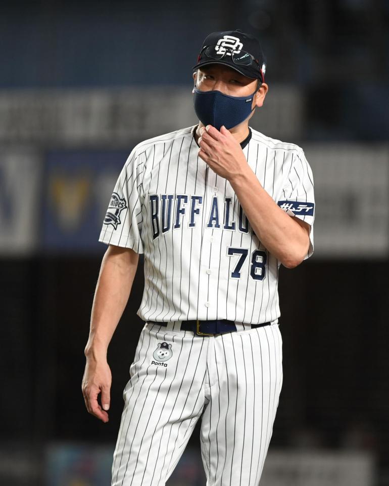 　７回、投手交代を告げた中嶋監督（撮影・開出牧）