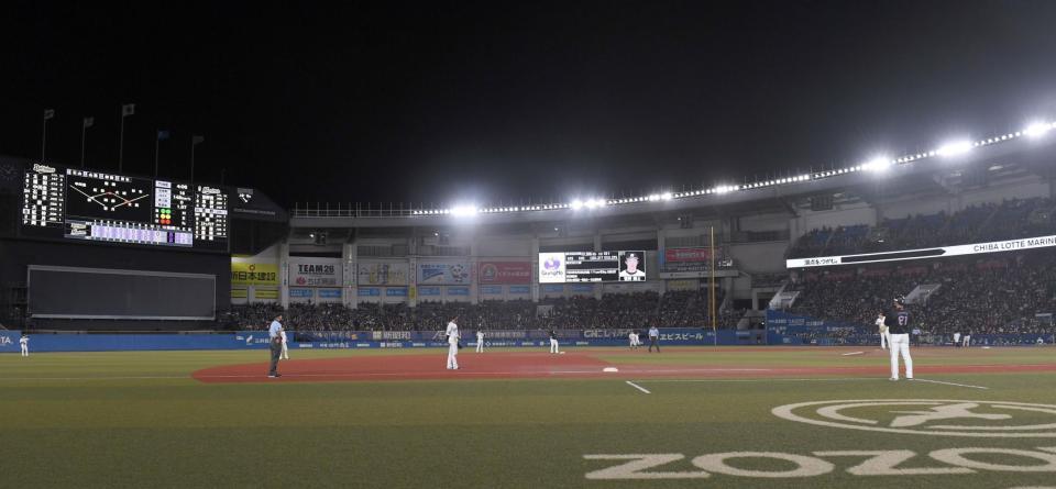 　１１回、代打・菅野の時に内野５人シフトを敷くオリックスベンチ（撮影・開出牧）