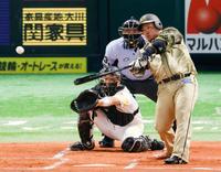 　１回西武１死一、三塁、山川が右越えに先制打を放つ。捕手海野＝ペイペイドーム