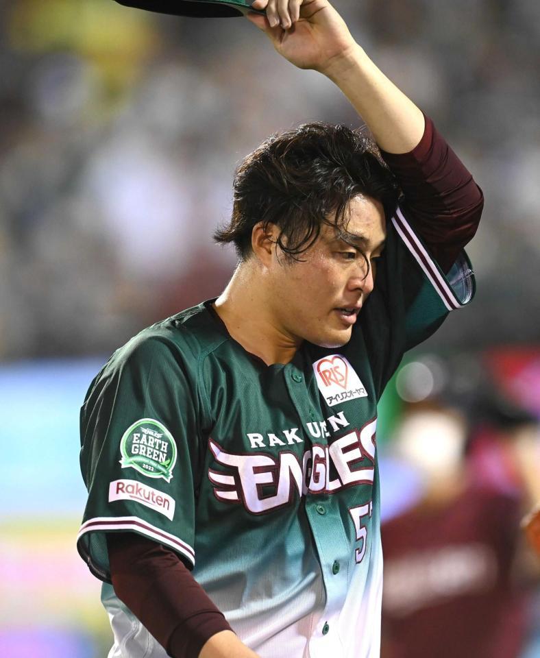 　６回に逆転を許し汗をぬぐいながらベンチに戻る滝中