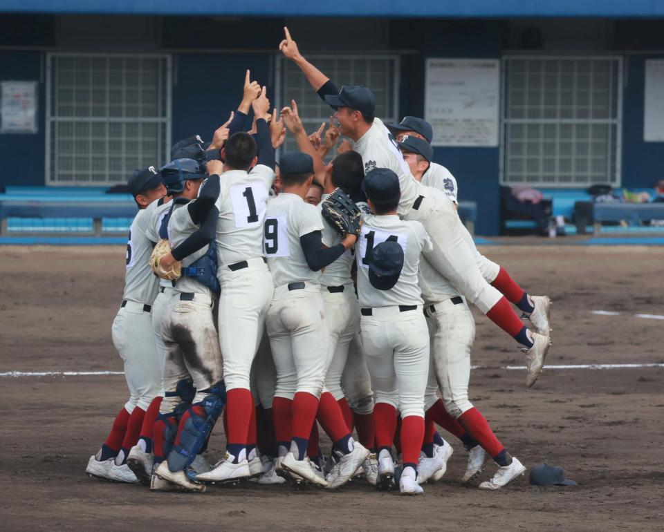 　優勝を決めた大阪桐蔭（撮影・石湯恒介）