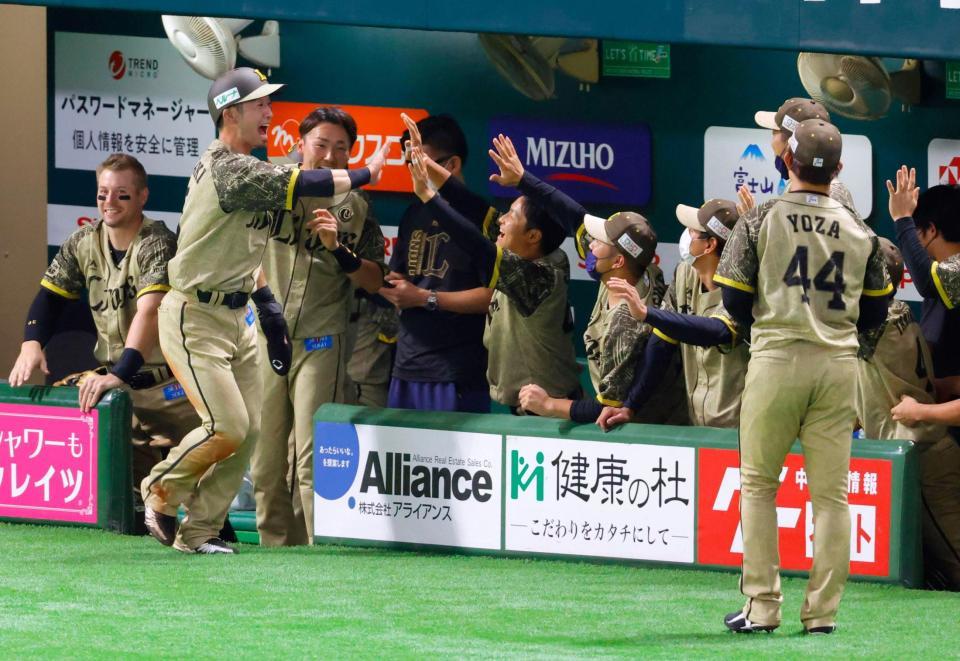 　１回、山川の先制打で生還した三走外崎（左から２人目）を迎える西武ナイン＝ペイペイドーム