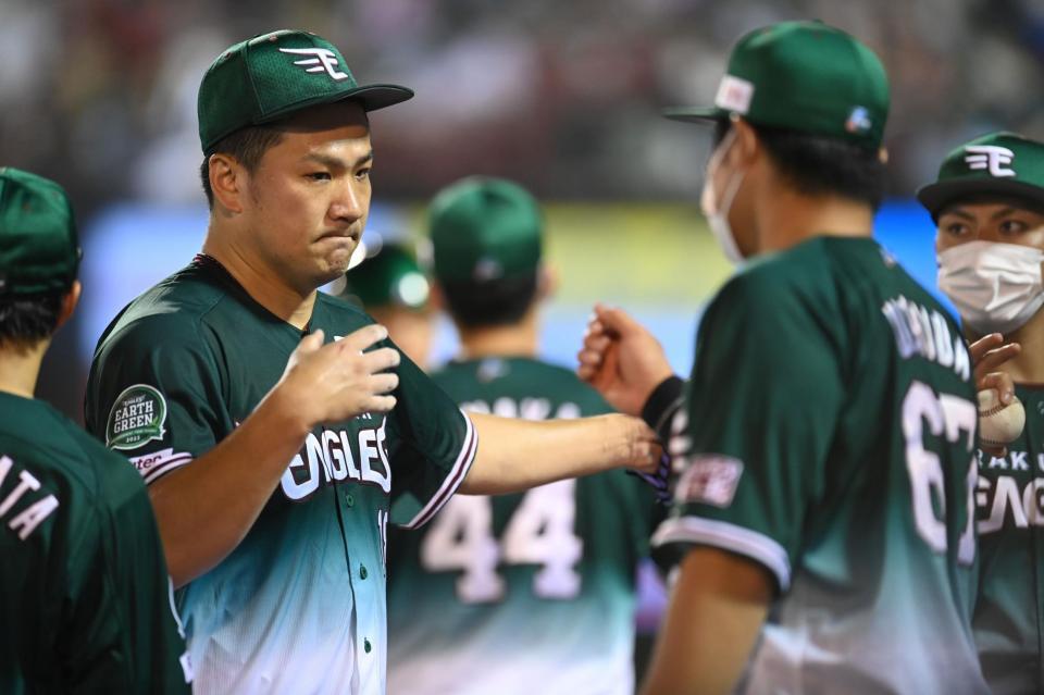 　５回まで無失点で投げきり、ナインとタッチをかわしながらベンチに戻る田中将（撮影・高石航平）