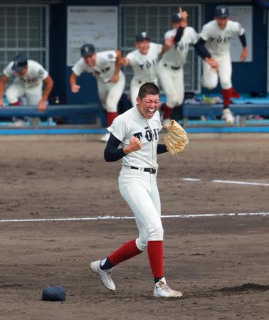 　９回をきっちり締めた大阪桐蔭・川原（撮影・石湯恒介）