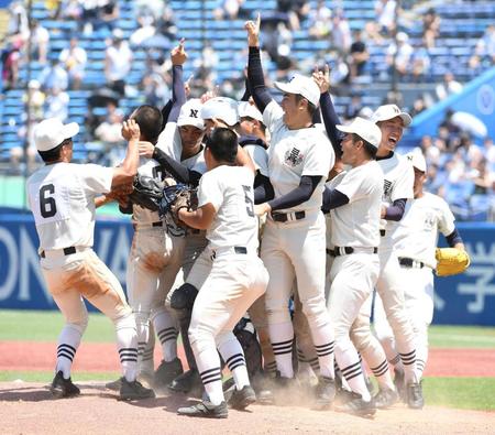 　４年ぶり１８回目の甲子園出場を決め、歓喜する日大三ナイン（撮影・佐藤厚）