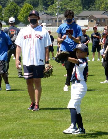　野球教室で子どもたちのキャッチボールを見守る松坂大輔さん（左）＝３１日、宮城県石巻市