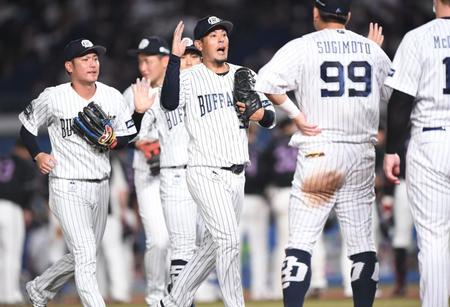　５連勝でタッチを交わす比嘉（中央）らオリックスナイン（撮影・開出牧）