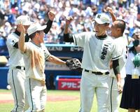 　甲子園出場を決めて試合後にガッツポーズをする先発の二松学舎大付・辻（右）＝撮影・堀内翔