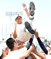 　選手の手で宙に舞う日大三・小倉監督（撮影・佐藤厚）