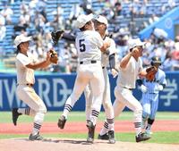 　４年ぶり１８回目の夏甲子園出場を決め、歓喜する日大三・松藤（中央右）と富塚（同左）（撮影・佐藤厚）