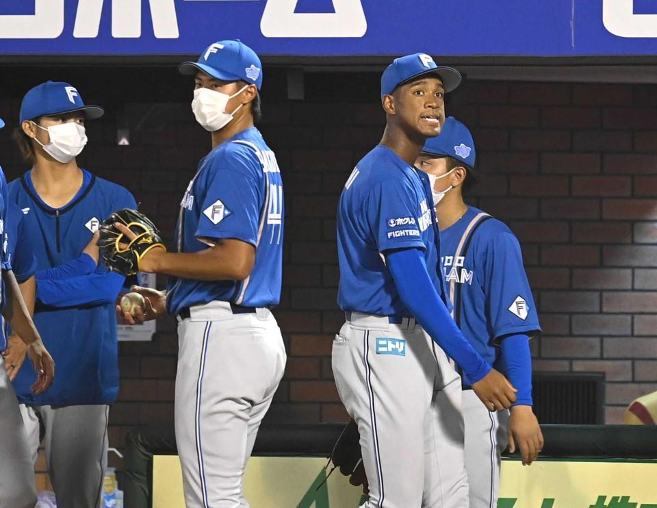 　７回、辰己の安打を後逸して得点を許し、守備交代となる万波（右）＝撮影・高石航平