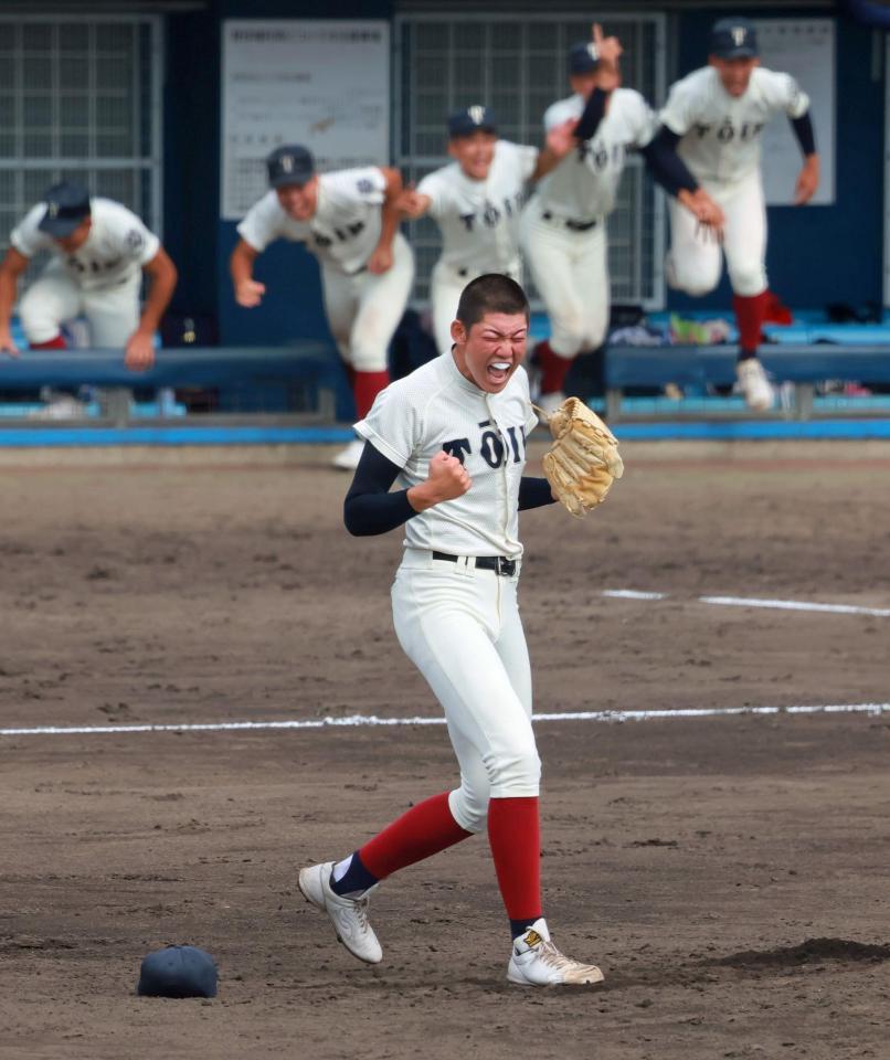 　９回をきっちり締めた大阪桐蔭・川原（撮影・石湯恒介）
