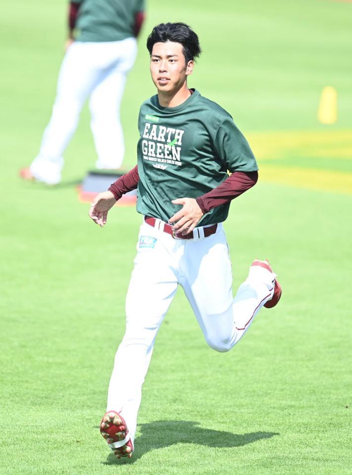 　支配下登録され、一軍の練習に合流する宮森（撮影・高石航平）