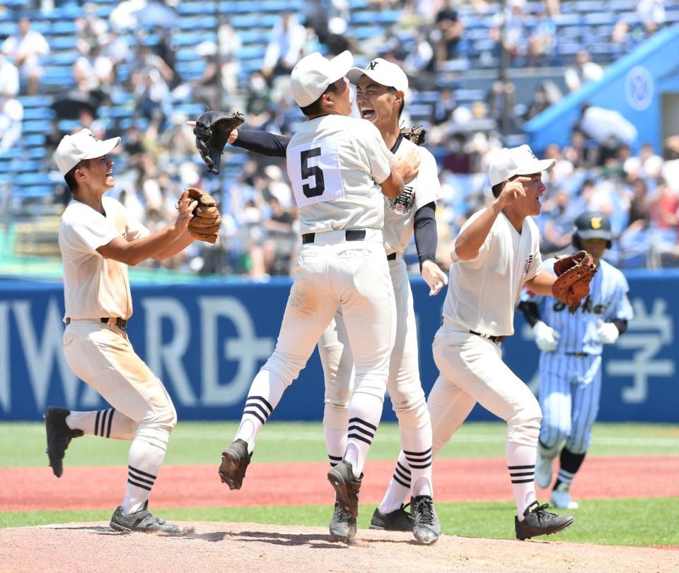 　４年ぶり１８回目の夏甲子園出場を決め、歓喜する日大三・松藤（中央右）と富塚（同左）（撮影・佐藤厚）