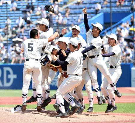 　４年ぶり１８回目の夏甲子園出場を決め、歓喜する日大三の選手たち（撮影・佐藤厚）