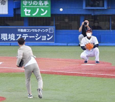 　ファーストピッチセレモニーで斎藤佑樹氏（手前）の捕手役を務めた侍ジャパン・栗山監督（撮影・伊藤笙子）