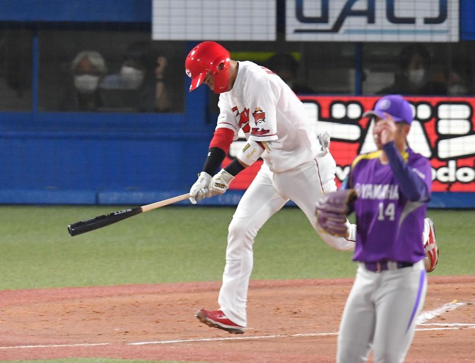 　３回、右飛に倒れ、うつむく広島・中村奨（撮影・伊藤笙子）