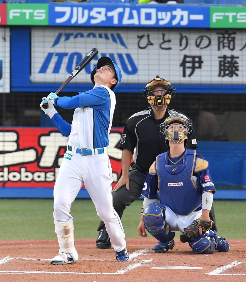 　１回、一飛に倒れた日本ハム・清宮（撮影・伊藤笙子）