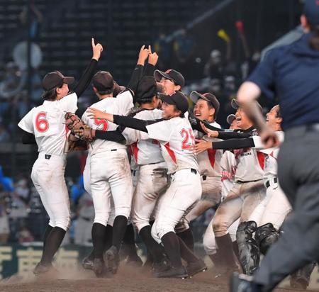 　延長１０回タイブレーク、優勝を決めて歓喜する横浜隼人ナイン（撮影・北村雅宏）