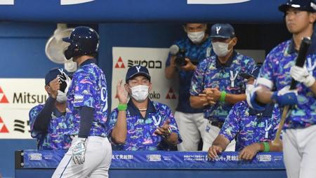 　３回、桑原の左翼線適時二塁打で二走・大和が生還。出迎える三浦監督らＤｅＮＡベンチ（撮影・佐々木彰尚）