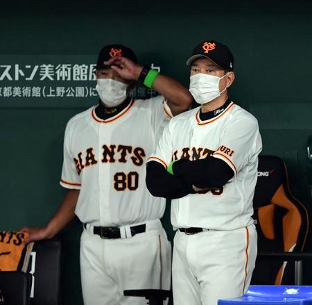 　ベンチで渋い表情の原監督（右）＝撮影・山口登