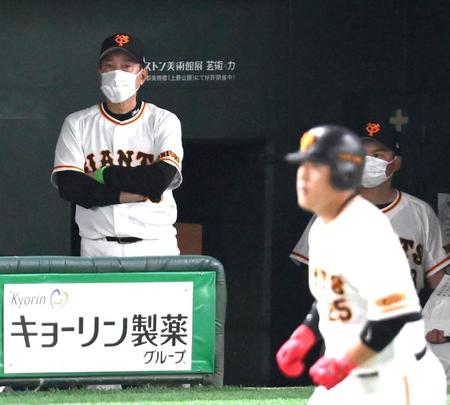 　９回、ベンチから試合を見つめる原監督。手前右は右飛に倒れた岡本和（撮影・堀内翔）