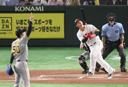 　６回、遊飛に倒れる岡本和（撮影・堀内翔）