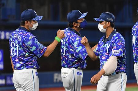 　今永（右）を出迎える三浦監督（撮影・佐々木彰尚）