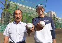 　京都大学と印字されたボールを手に笑顔を見せる山下智茂氏（左）と京大・近田怜王監督