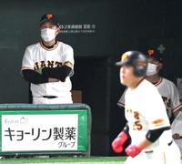 　９回、ベンチから試合を見つめる原監督。手前右は右飛に倒れた岡本和（撮影・堀内翔）