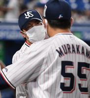 　中日に圧勝し村上（手前）とタッチを交わす高津監督（撮影・開出牧）