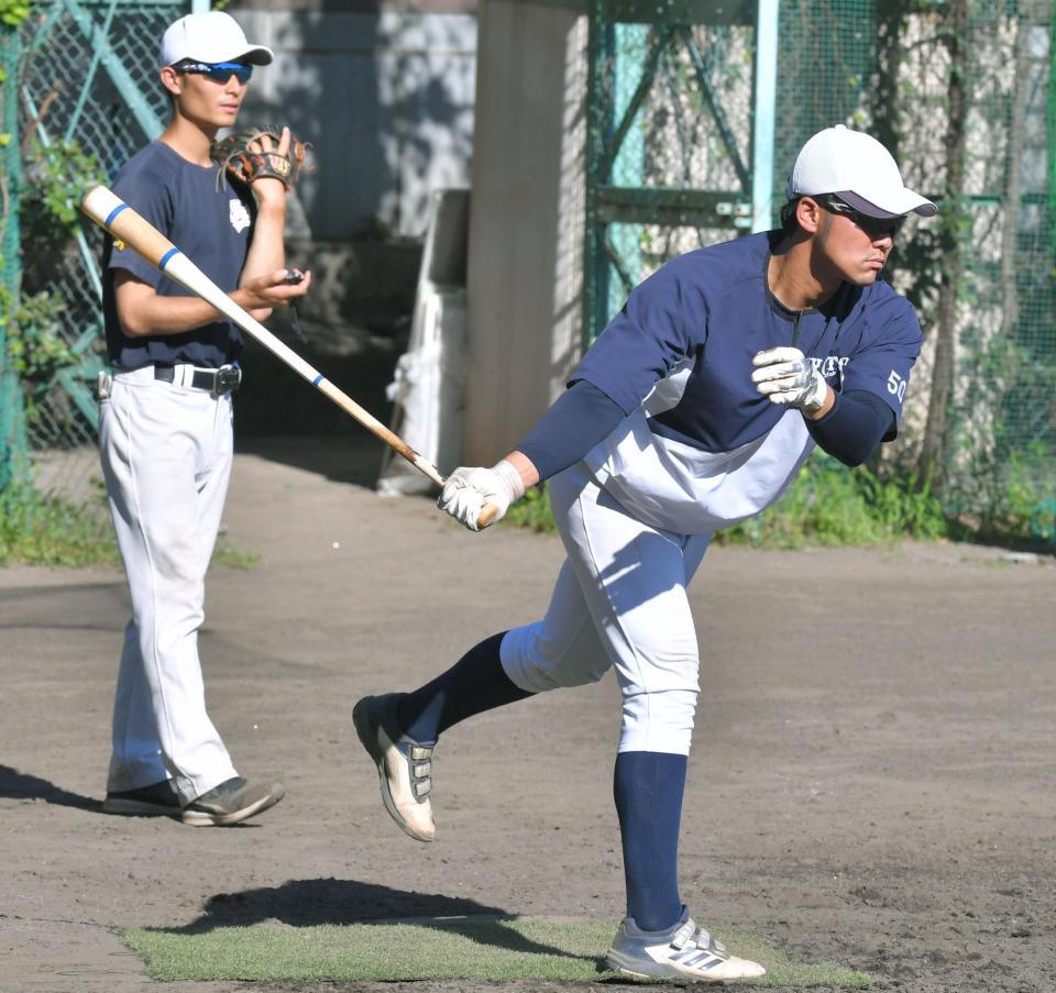 　ノックを行う京大・近田怜王監督。監督の横ではストップウオッチを持った選手が送球タイムを細かくチェックする（撮影・吉澤敬太）
