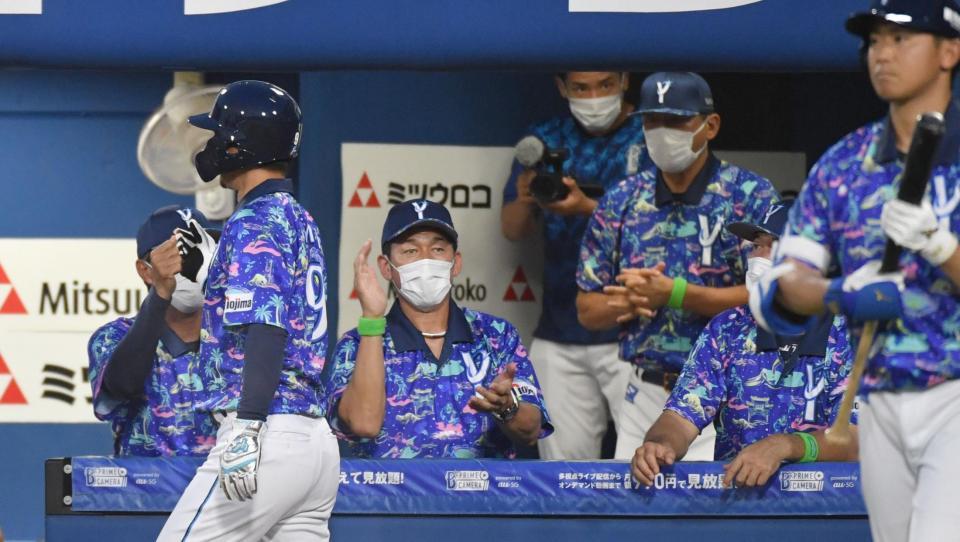 　３回、桑原の左翼線適時二塁打で二走・大和が生還。出迎える三浦監督らＤｅＮＡベンチ（撮影・佐々木彰尚）