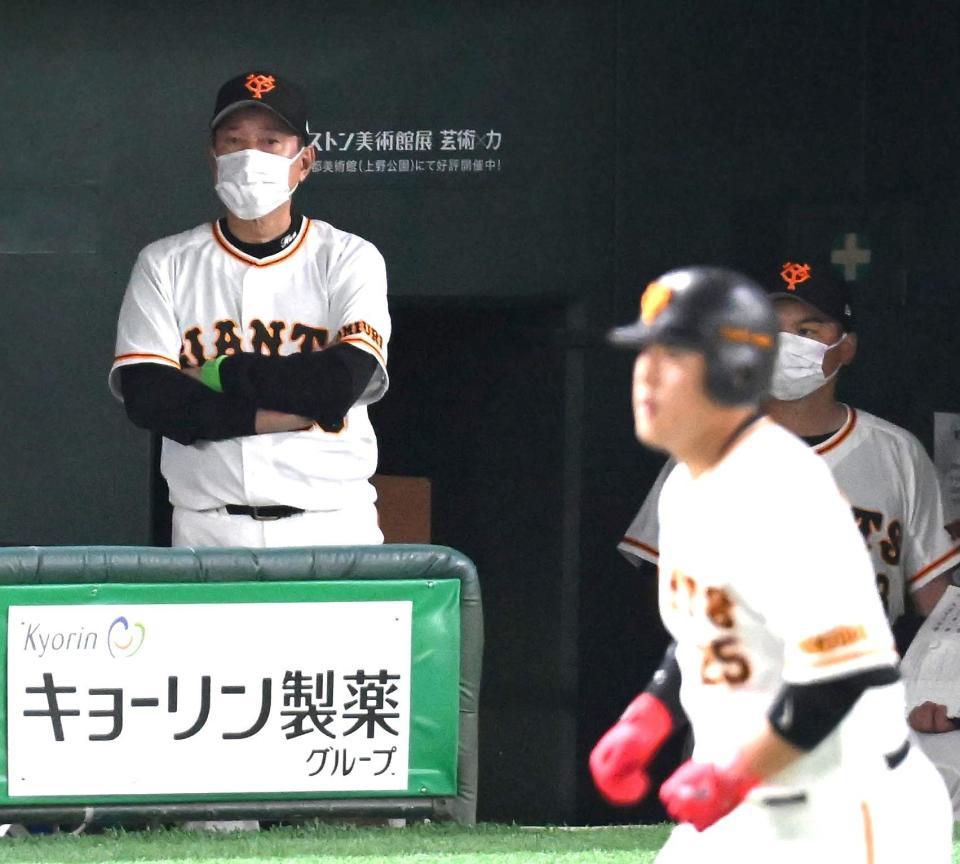 　９回、ベンチから試合を見つめる原監督。手前右は右飛に倒れた岡本和（撮影・堀内翔）