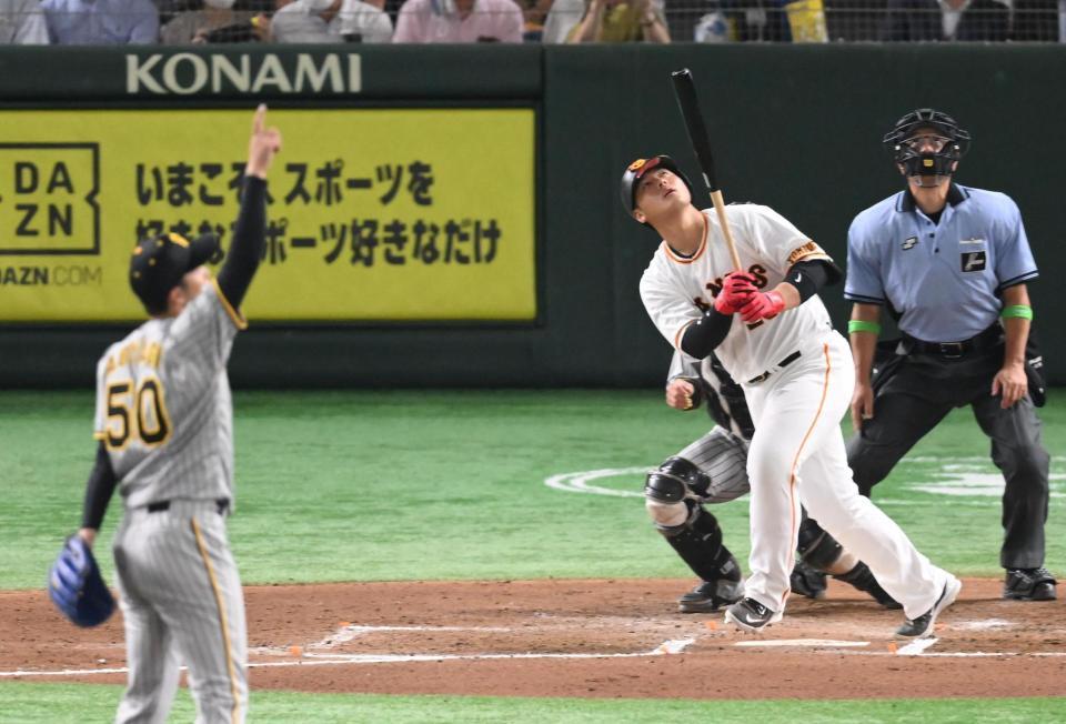 　６回、遊飛に倒れる岡本和（撮影・堀内翔）