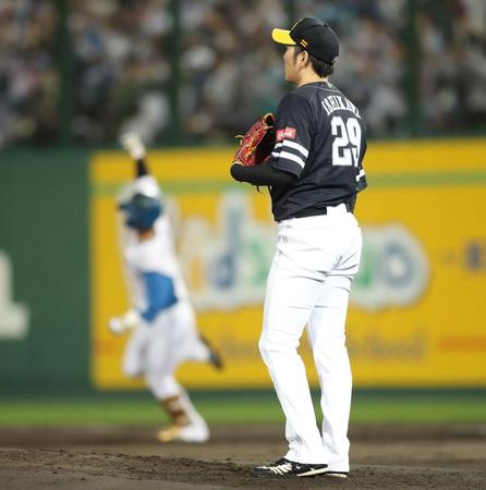 　３回、佐藤（奥）に勝ち越しソロ本塁打を浴びた石川（撮影・中島達哉）