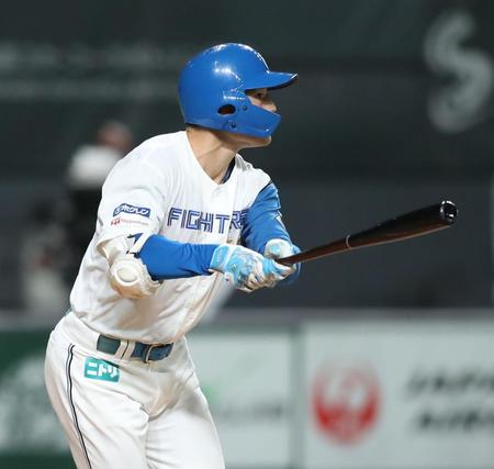 ３回、先制２ランを放つ清宮（撮影・中島達哉）