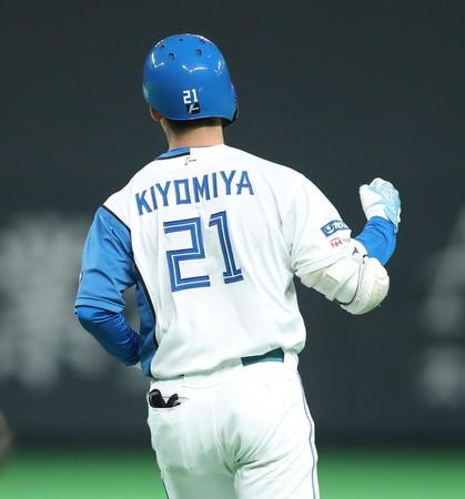 　３回、先制２ランを放ち、ガッツポーズをする清宮（撮影・中島達哉）