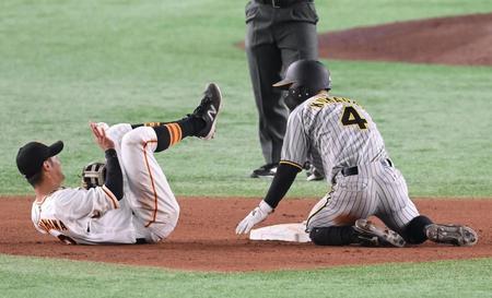 　７回、交錯した一走の熊谷と二塁手の吉川（左）＝撮影・堀内翔