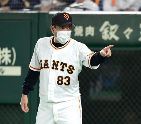 　７回、原監督はリプレイ検証のリクエストする（撮影・山口登）