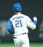 　３回、先制２ランを放ち、ガッツポーズをする清宮（撮影・中島達哉）