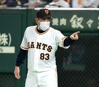 　７回、原監督はリプレイ検証のリクエストする（撮影・山口登）