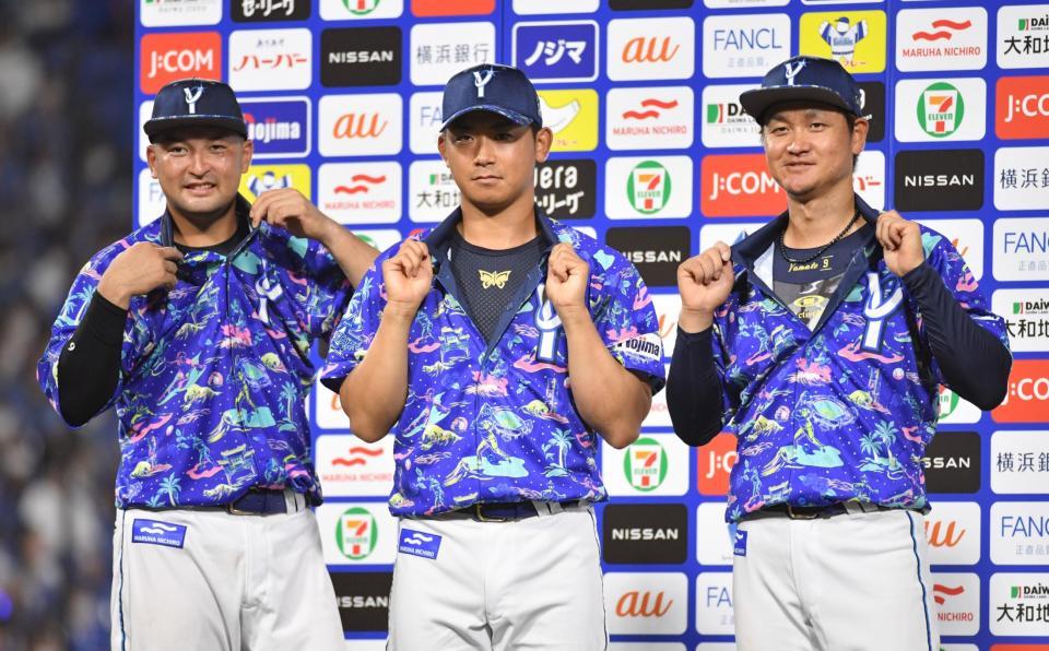 　襟付きユニホームで勝利した（左から）嶺井、今永、大和（撮影・佐々木彰尚）