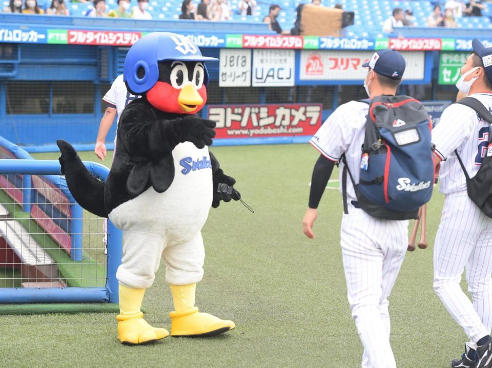 　ナインを迎えるつば九郎（撮影・金田祐二）