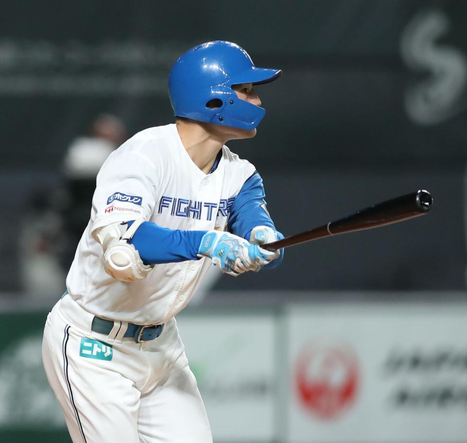 ３回、先制２ランを放つ清宮（撮影・中島達哉）