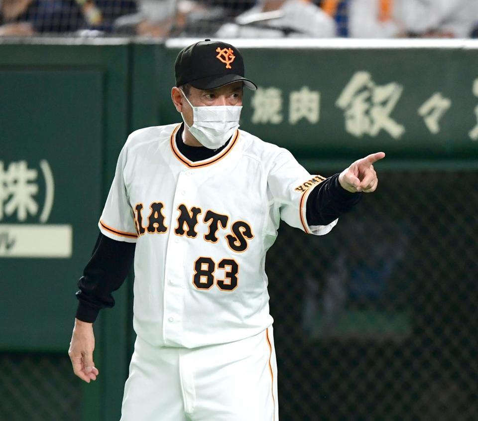 　７回、原監督はリプレイ検証のリクエストする（撮影・山口登）